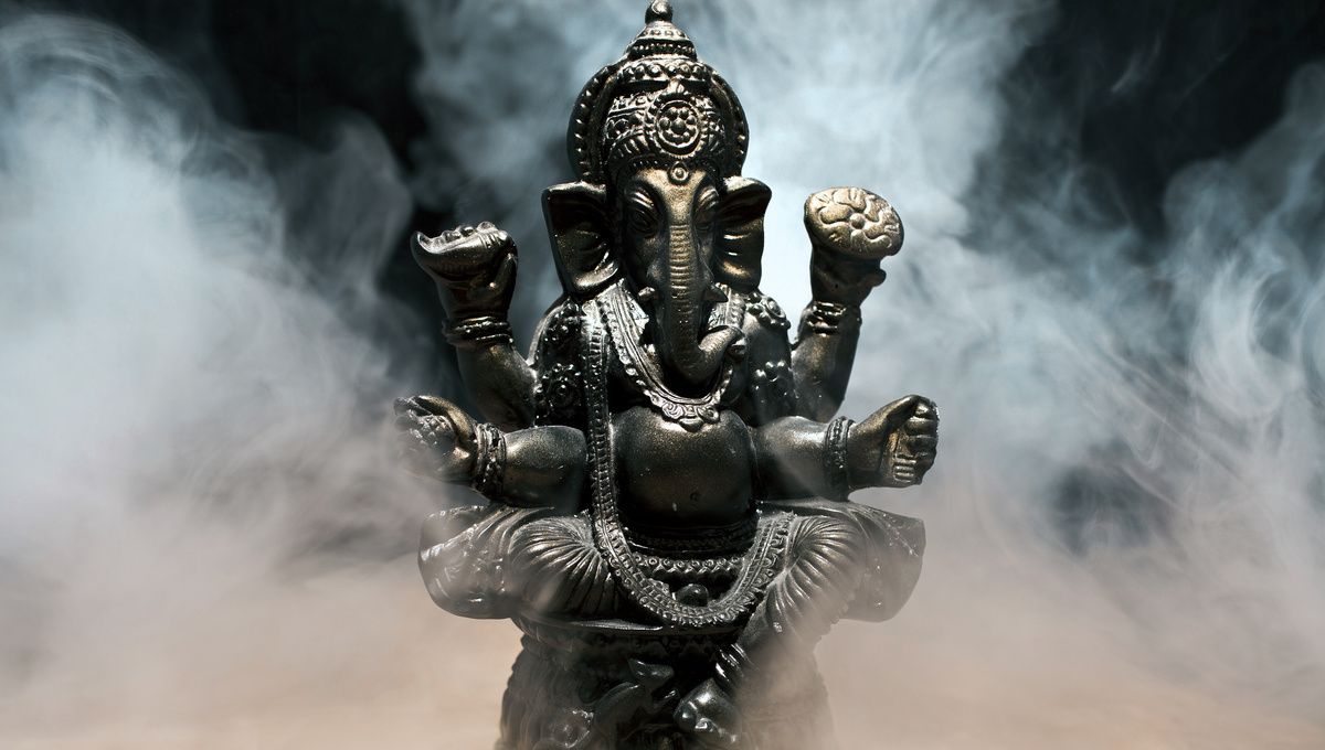 Escultura do Deus Ganesha em meio a névoa