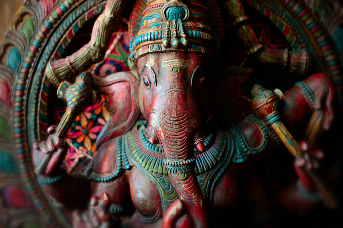 Escultura colorida do Deus Ganesha