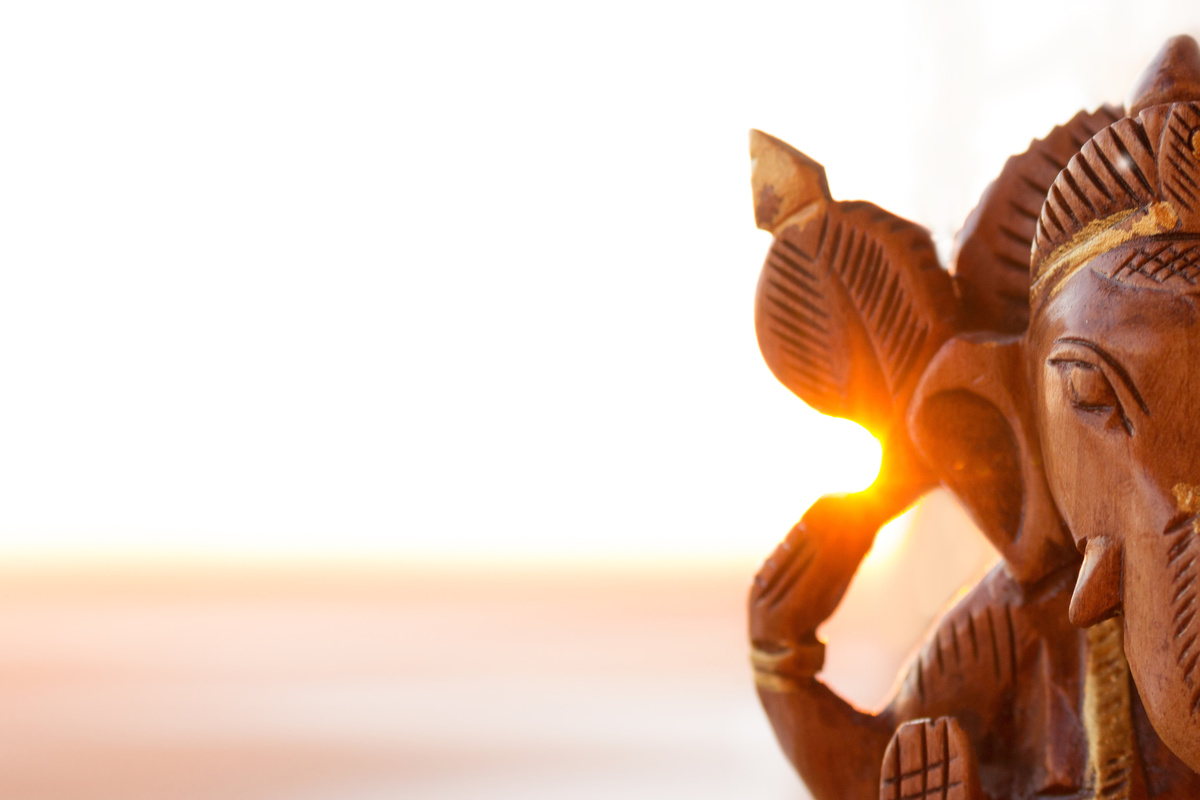 Escultura do Deus Ganesha no por do Sol
