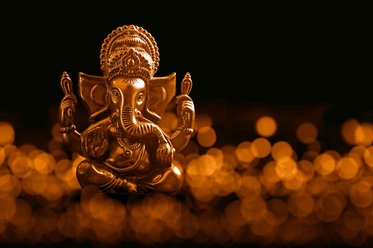 Escultura dourada do Deus Ganesha