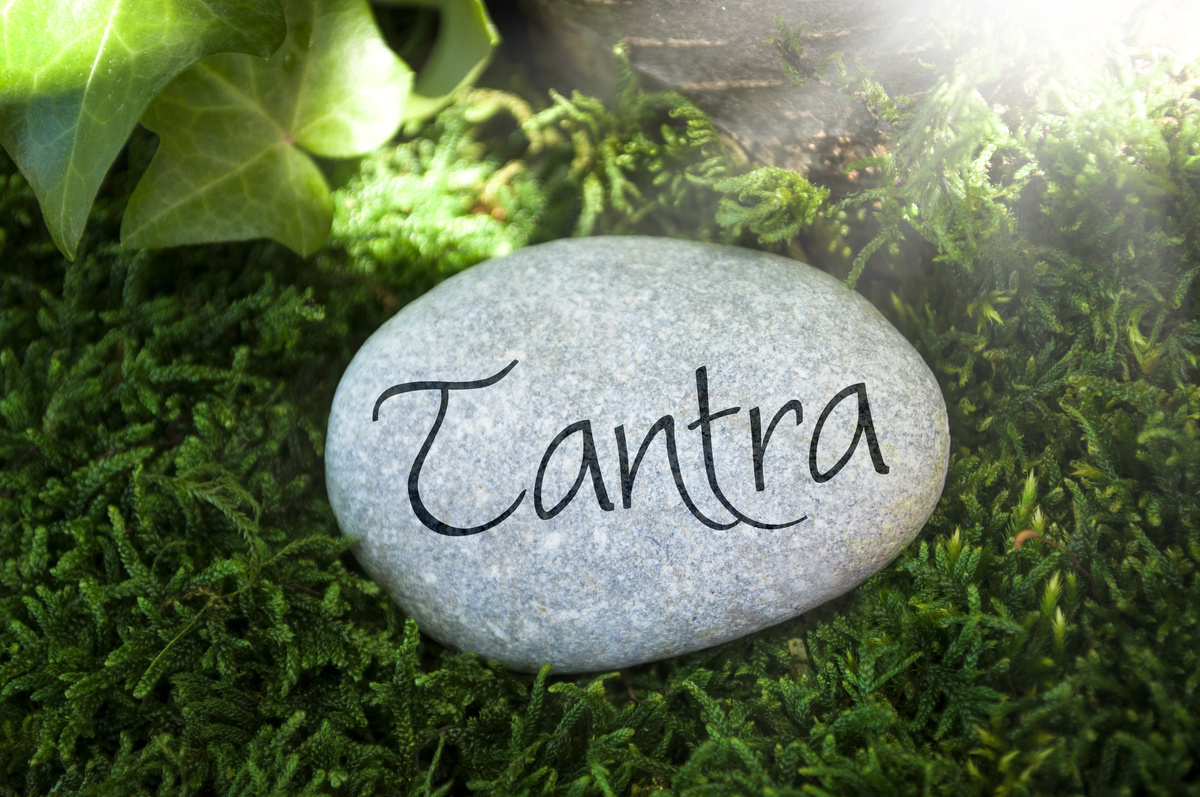 Pedra escrito "Tantra" em gramado