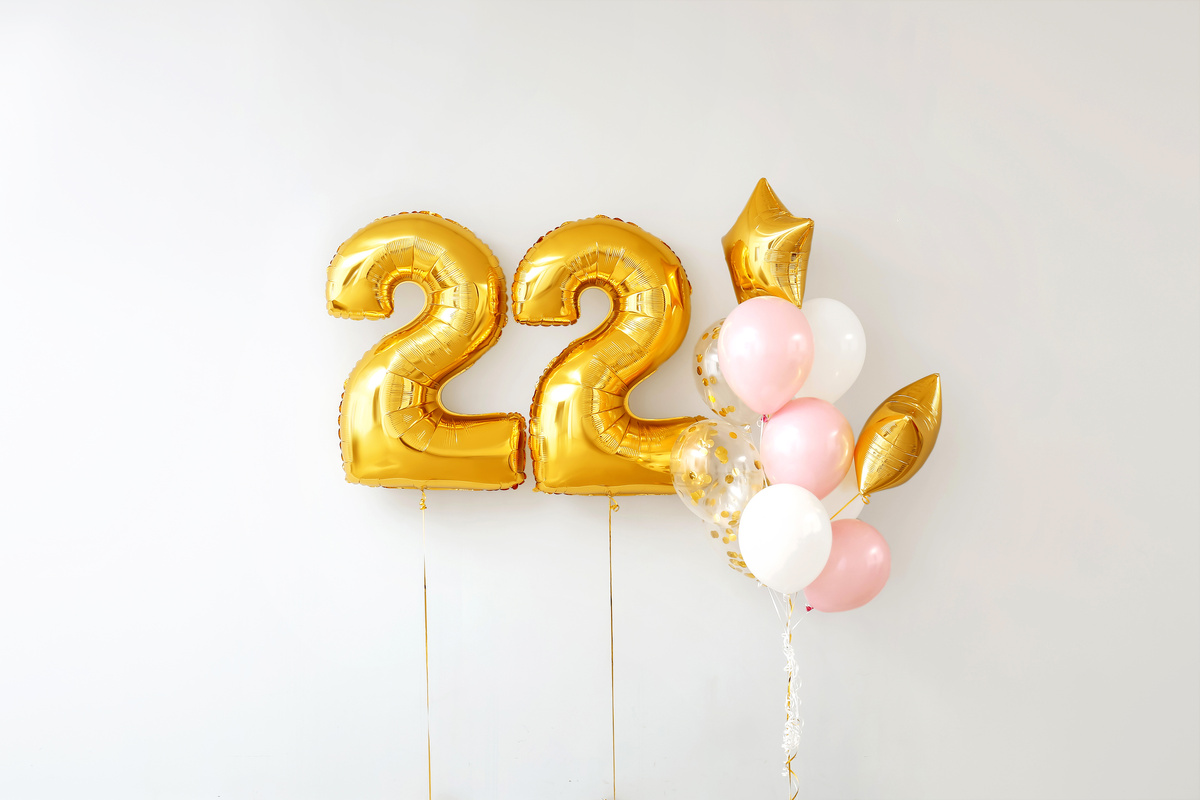 Balões com o número 22.