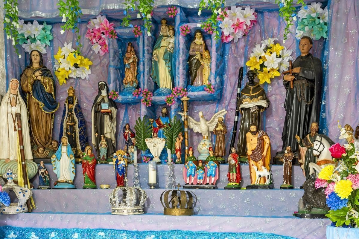 Altar com imagens de santos - Sincretismo religioso