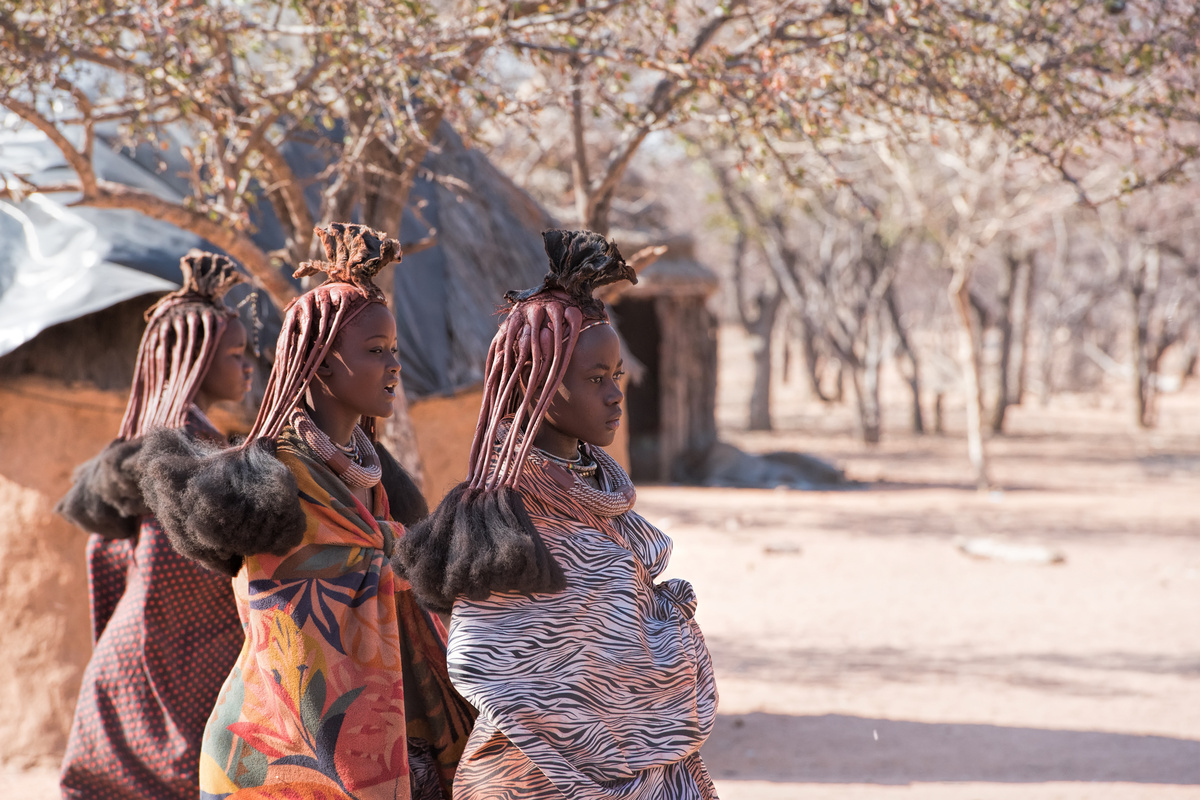 Mulheres com o ocre vermelho do Himba