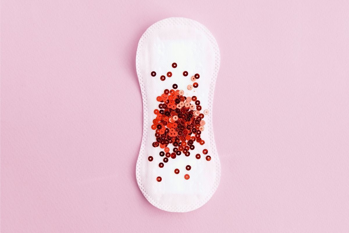 Ilustração do sangue menstrual em um absorvente