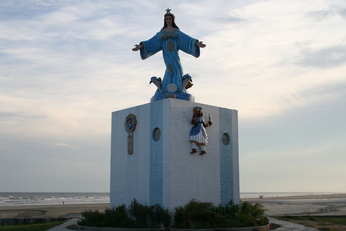 Estátua de Iemanjá na praia