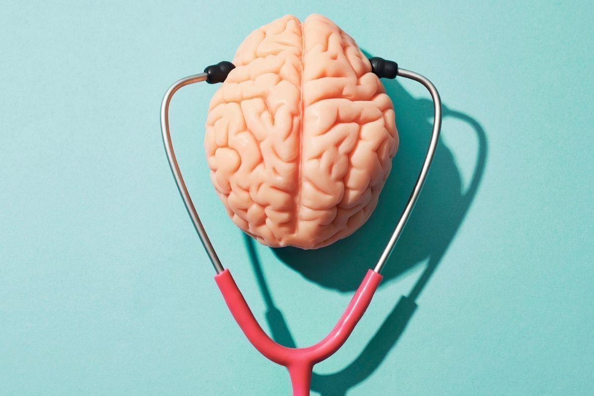 Imagem ilustrativa sobre a saúde mental - um estetoscópio no cérebro