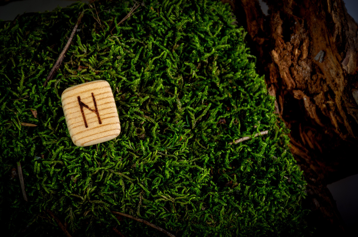 Runa Hagalaz em madeira na grama