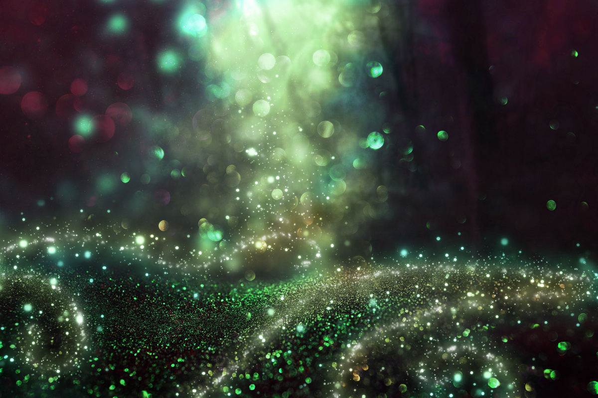 Imagem abstrata e mágica de glitter de fadas voando na floresta à noite.