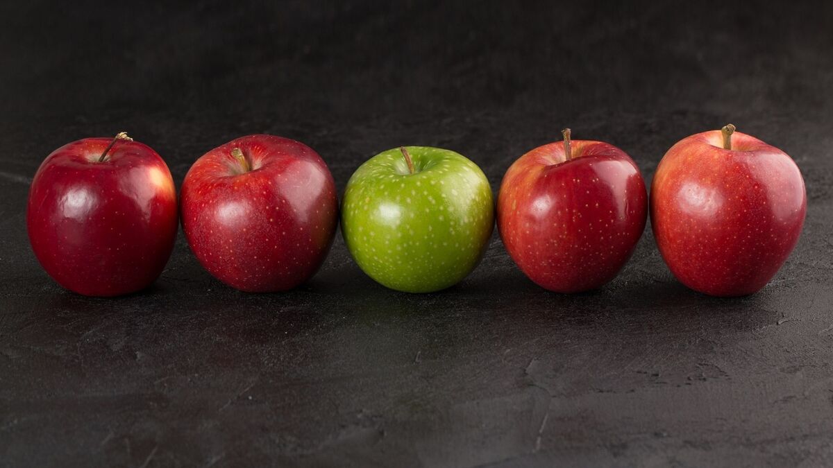 Cinco maçãs em fila.