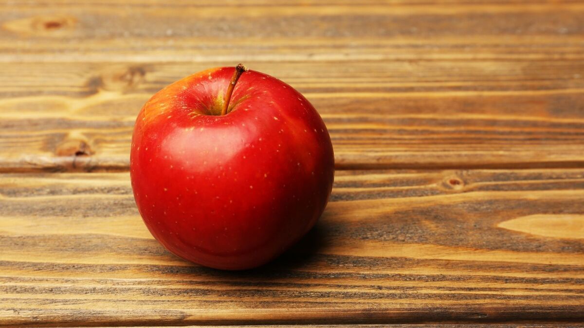 Uma maçã vermelha.