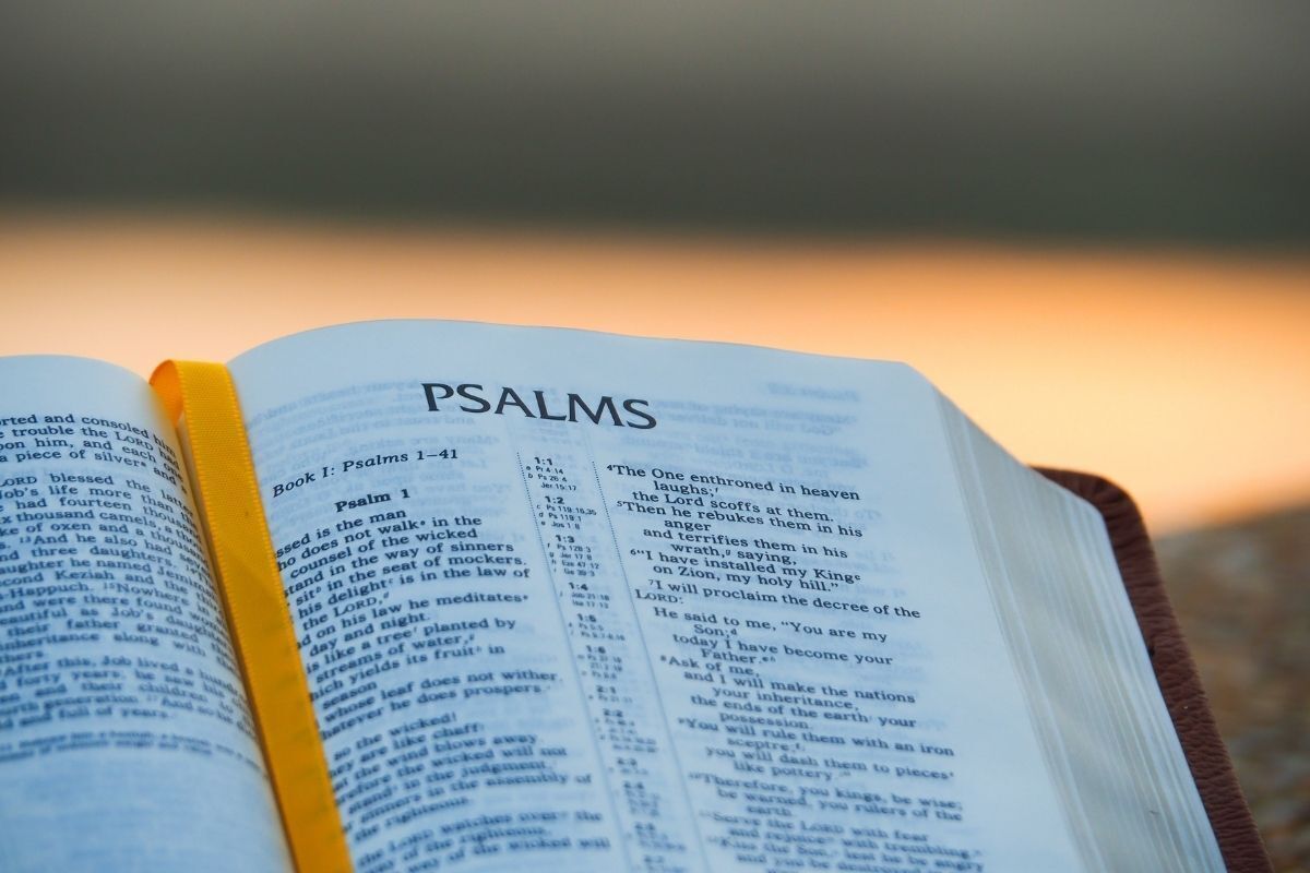Bíblia Sagrada aberta nos Salmos