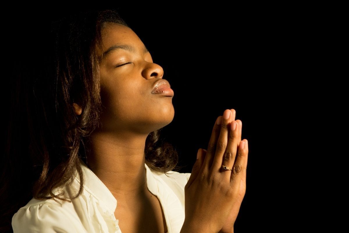 Mulher rezando 