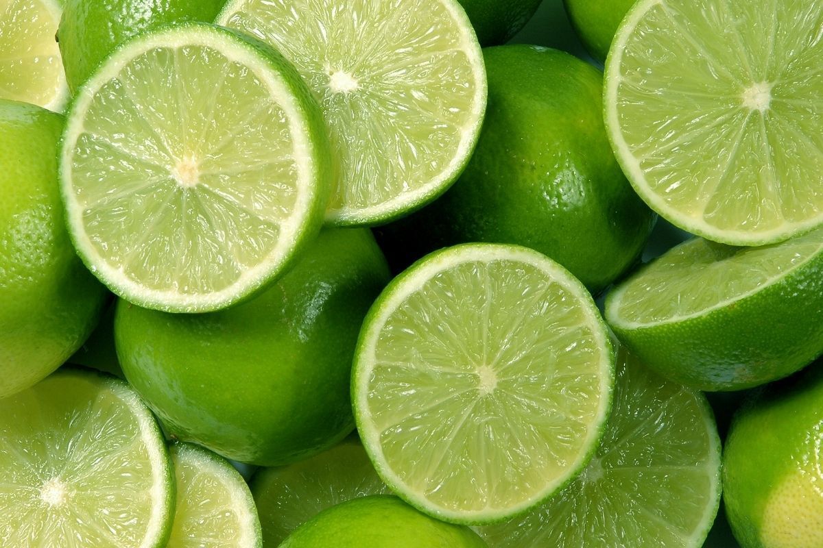 Pedaços de limões verdes