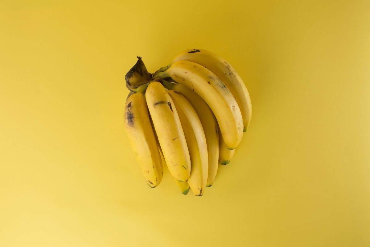 Banana nanica com fundo amarelo