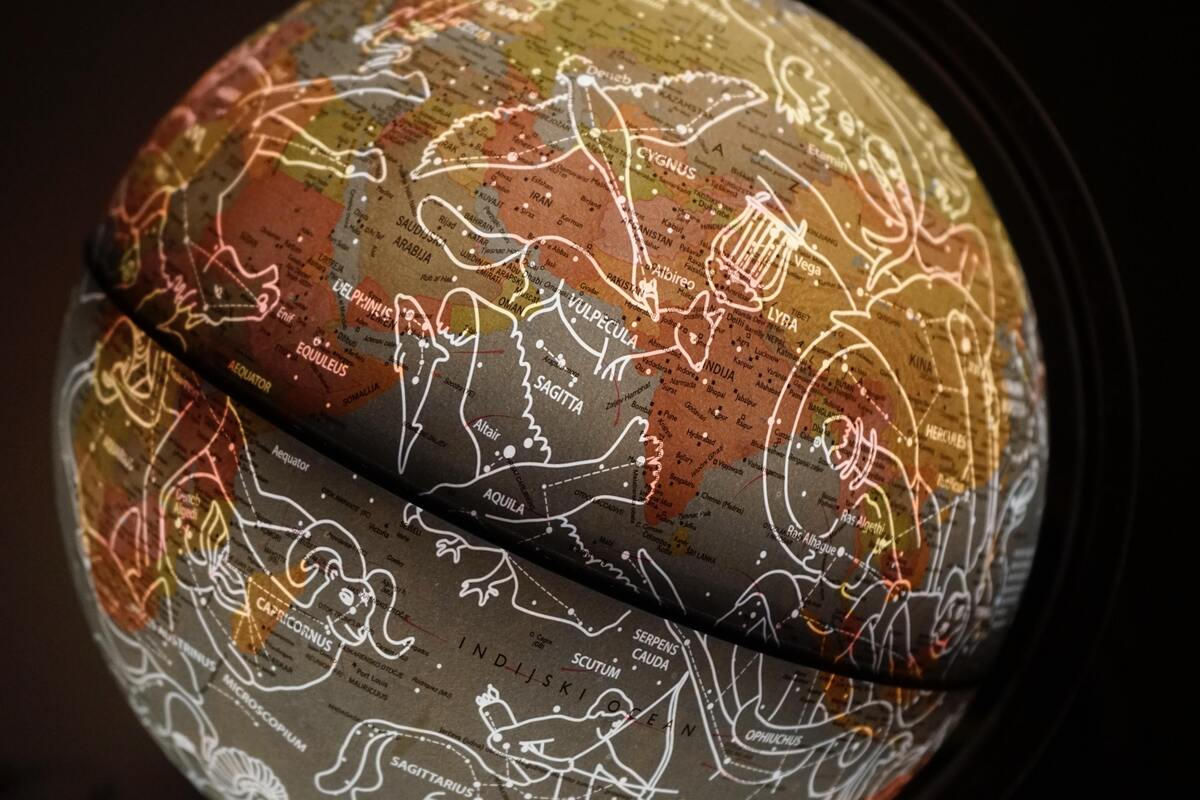 Mapa astral organizado em um globo terrestre. 