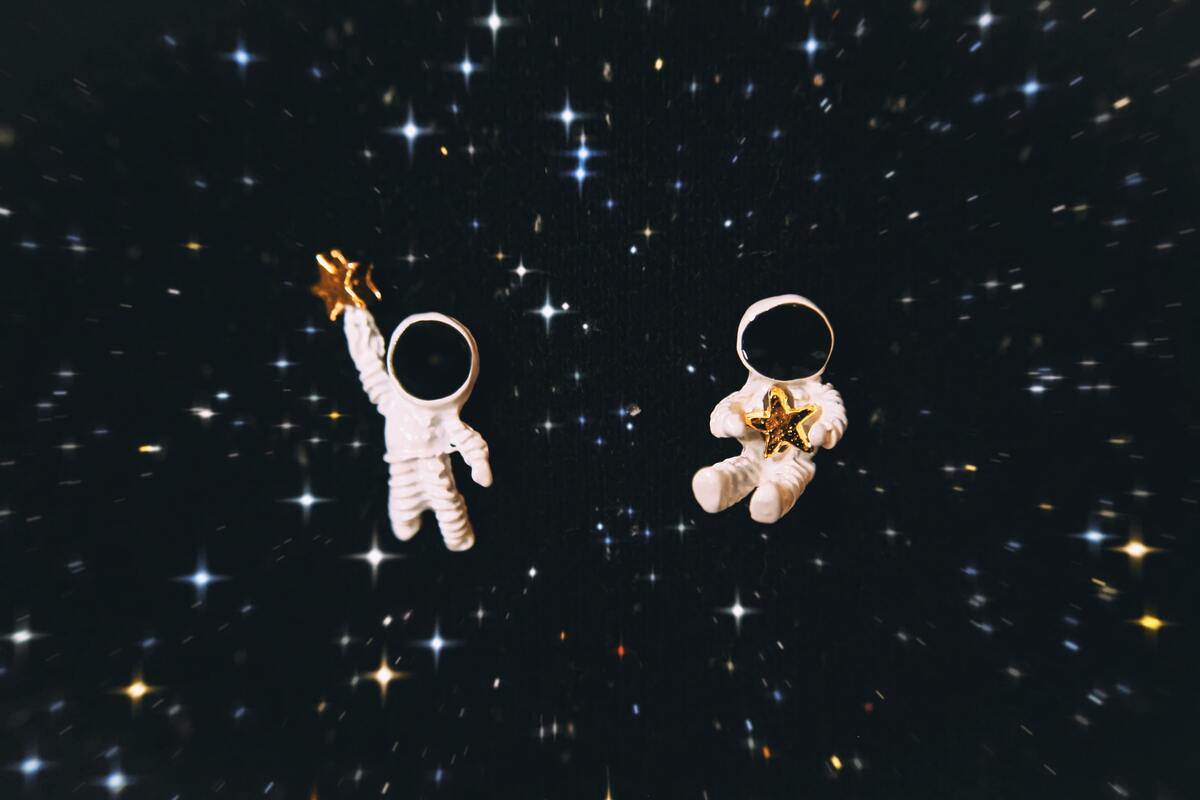 Dois astronautas no espaço.