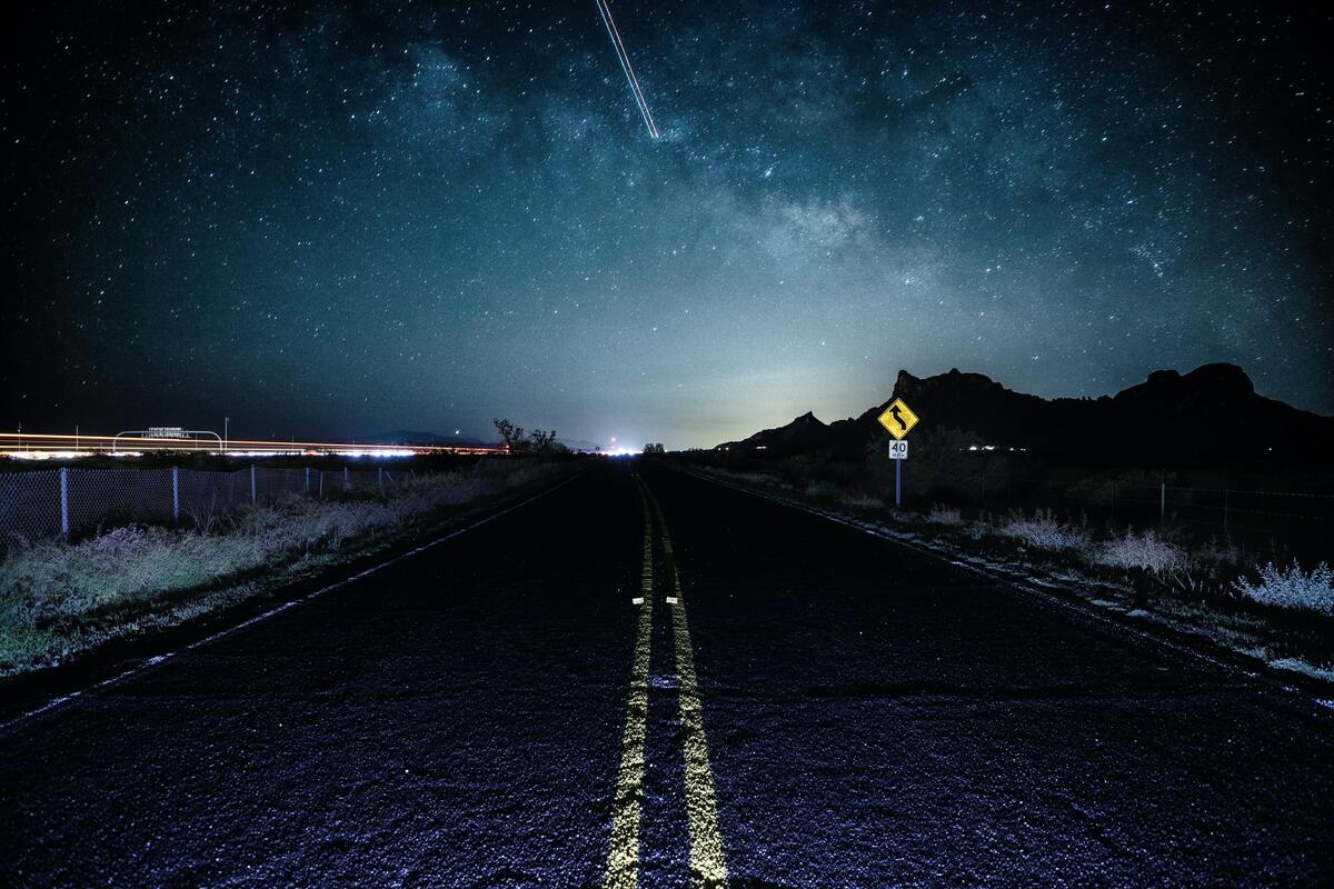 Estrada com céu estrelado. 