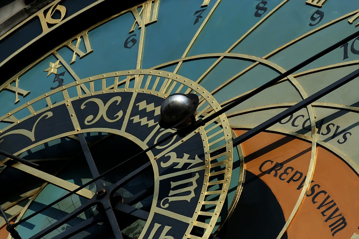 Relógio com símbolos dos signos do Zodíaco. 