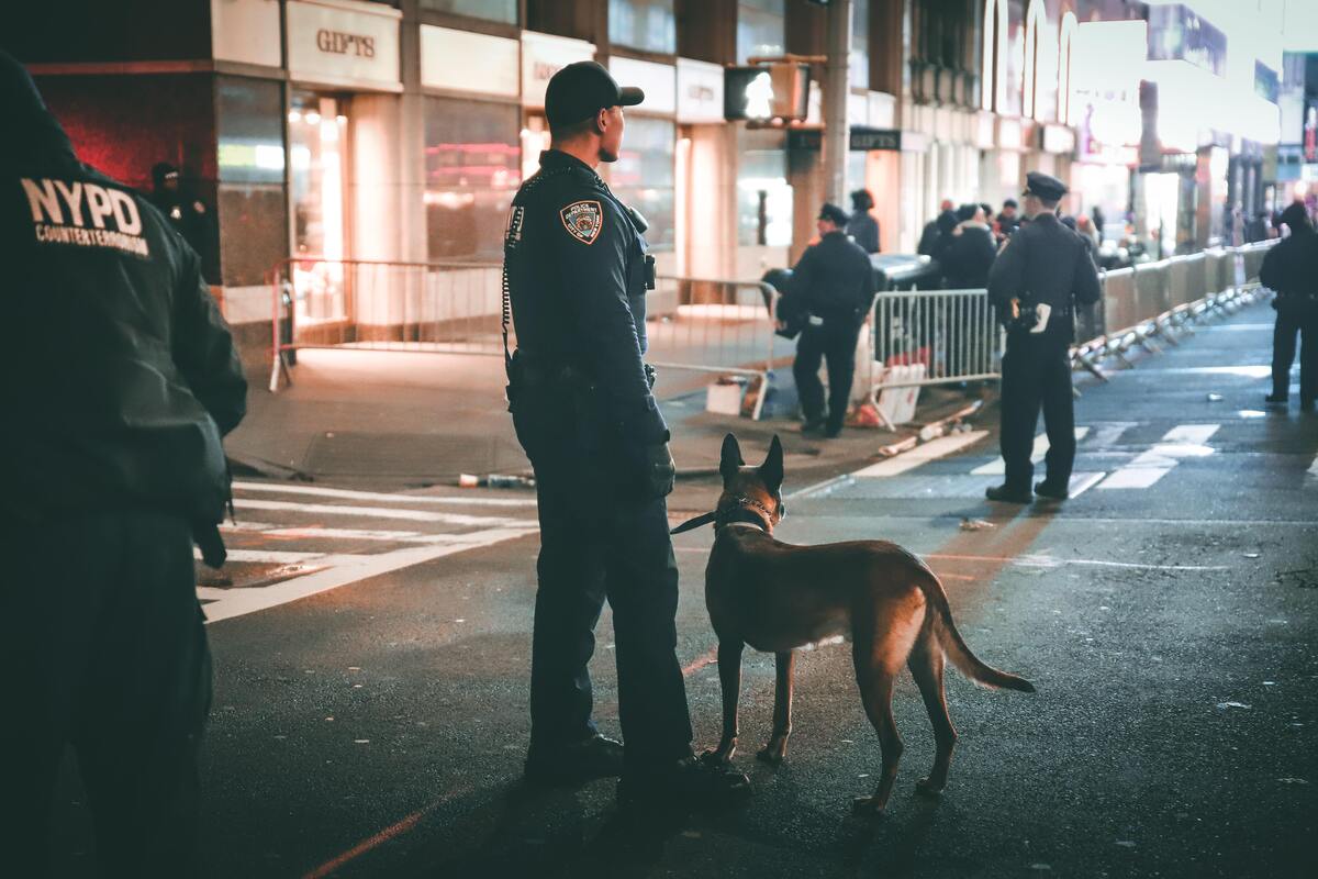 Policial com um cão de guarda. 