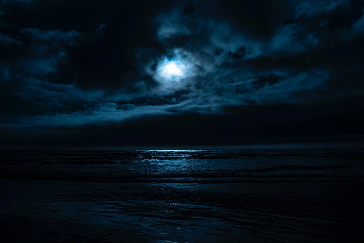 Praia de noite.
