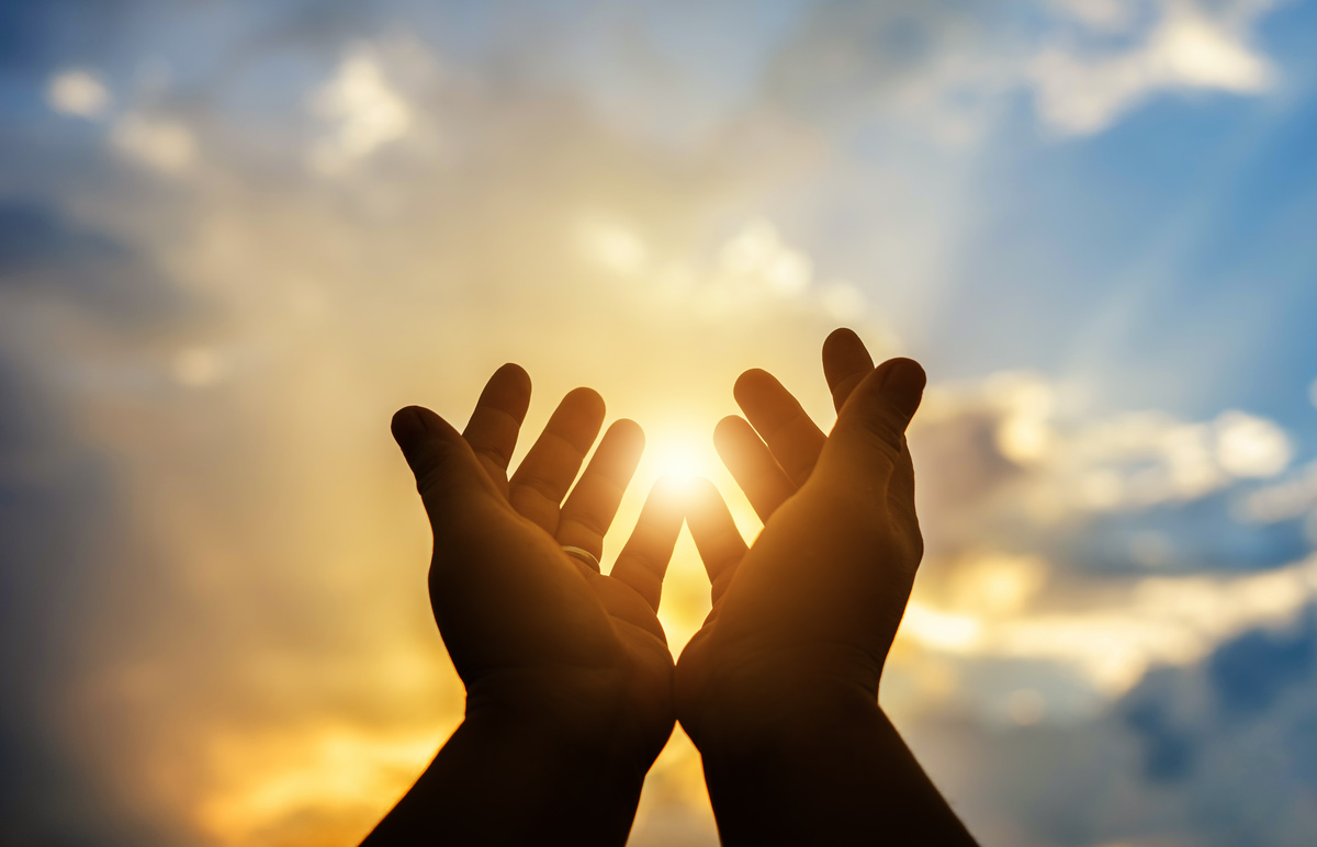Mãos para o céu em sinal de oração