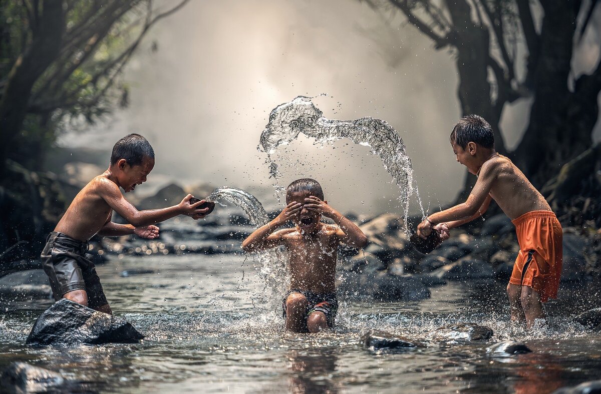 Crianças brincando com água.
