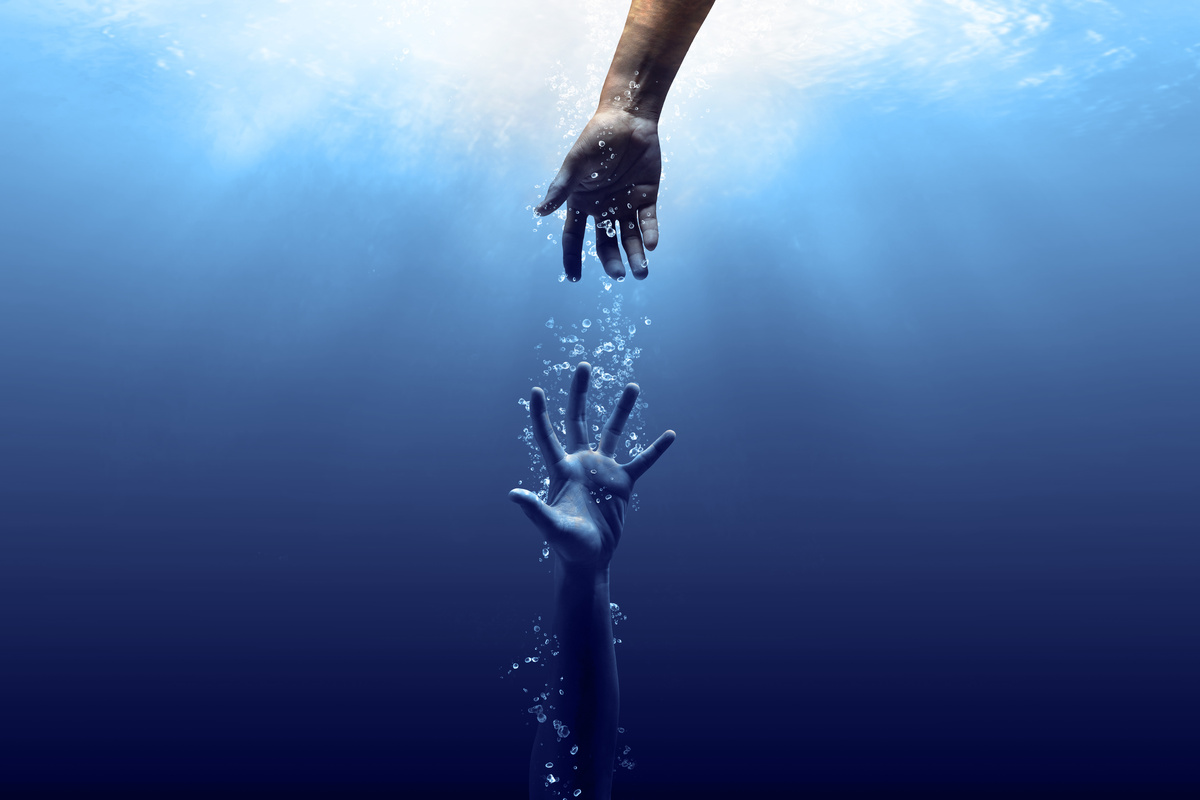 Duas mãos dentro da água.