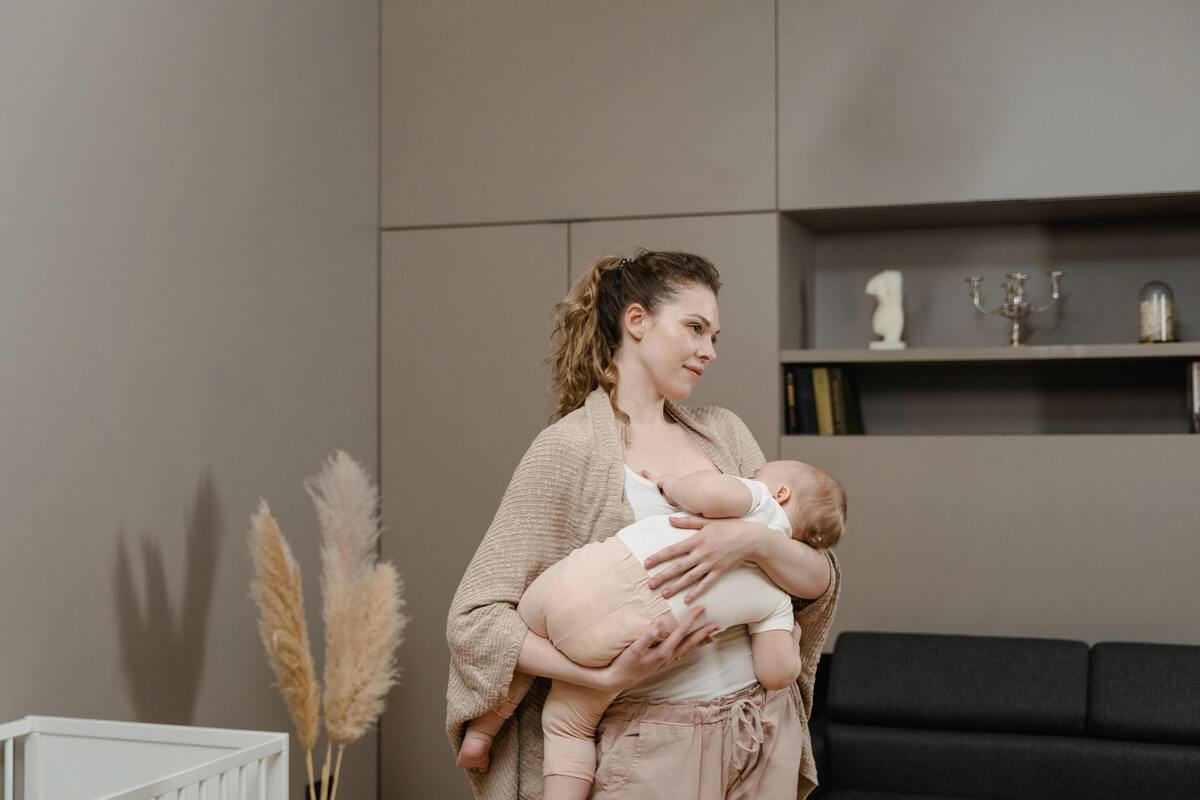 Mãe carregando bebê na sala
