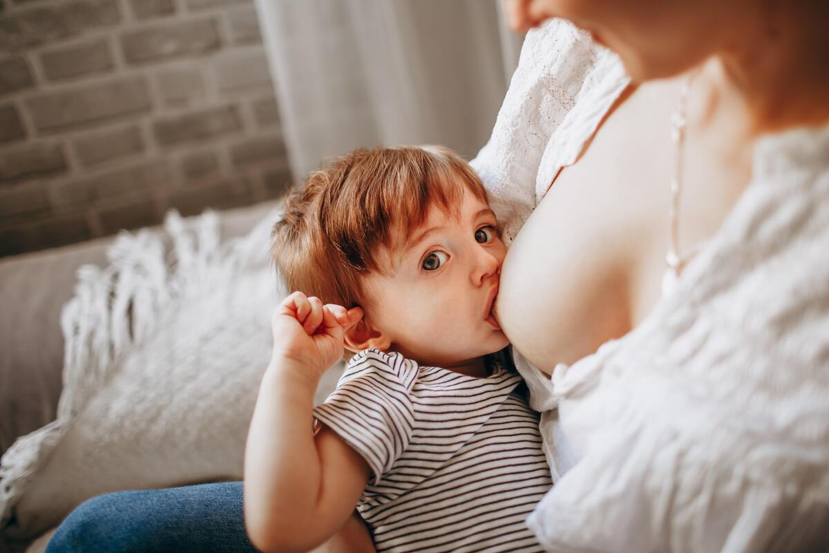 Criança mamando no peito da mãe