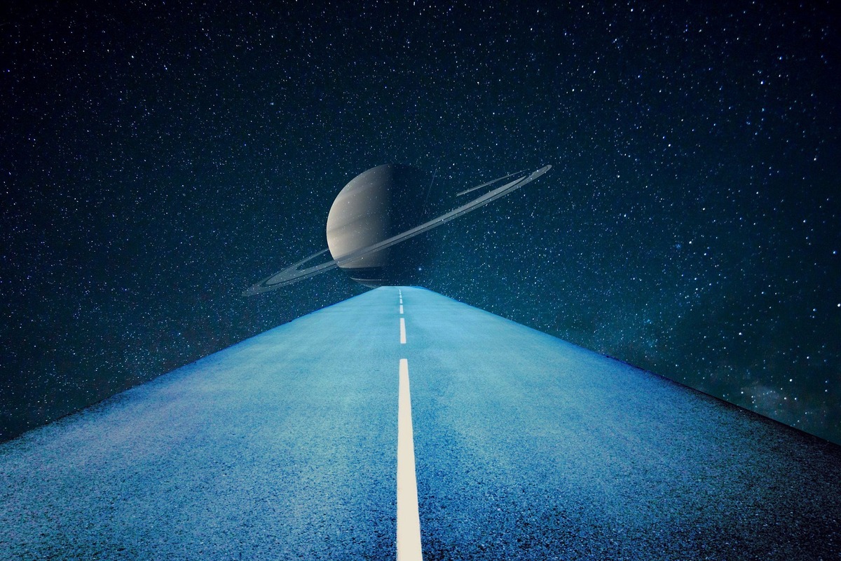 Uma estrada e o planeta Saturno. 
