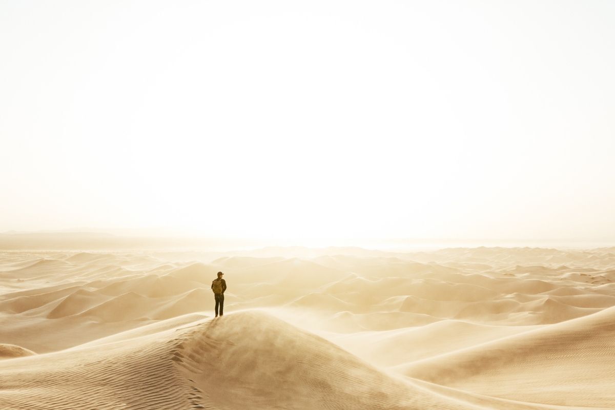 Homem sozinho no deserto