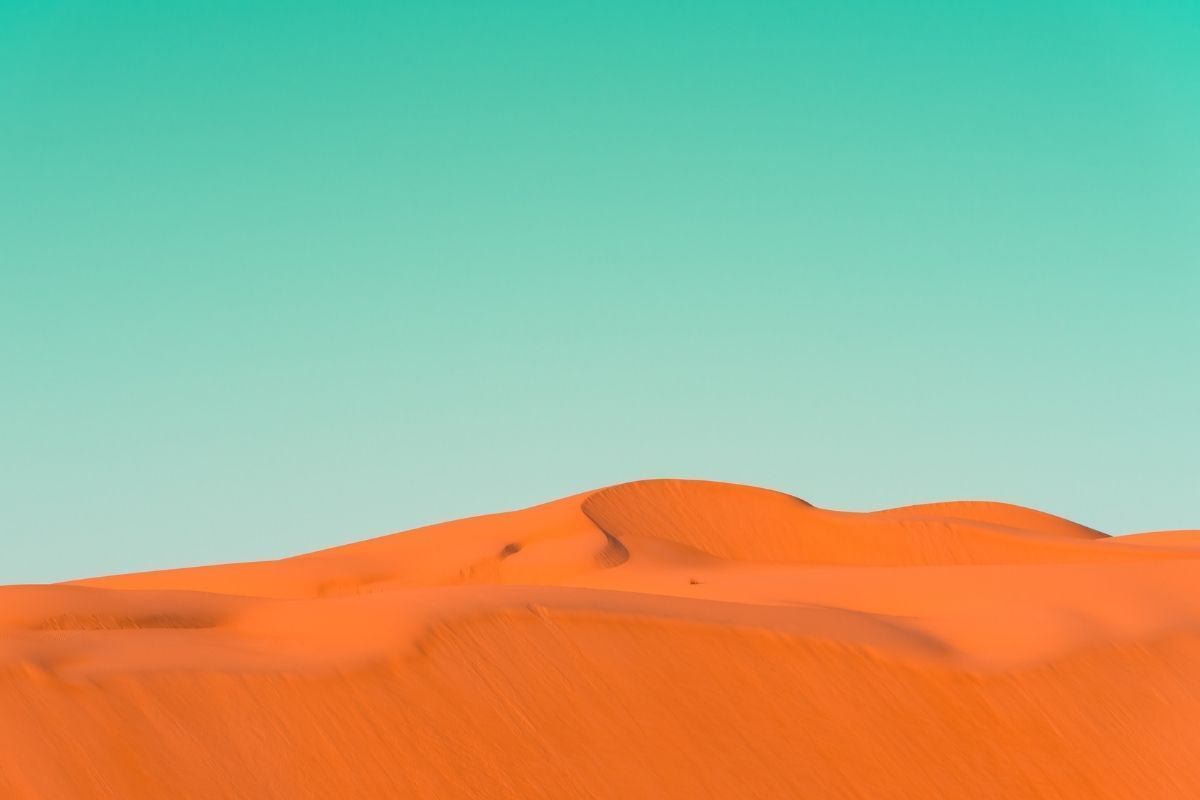 Areia vermelha no deserto com céu azul