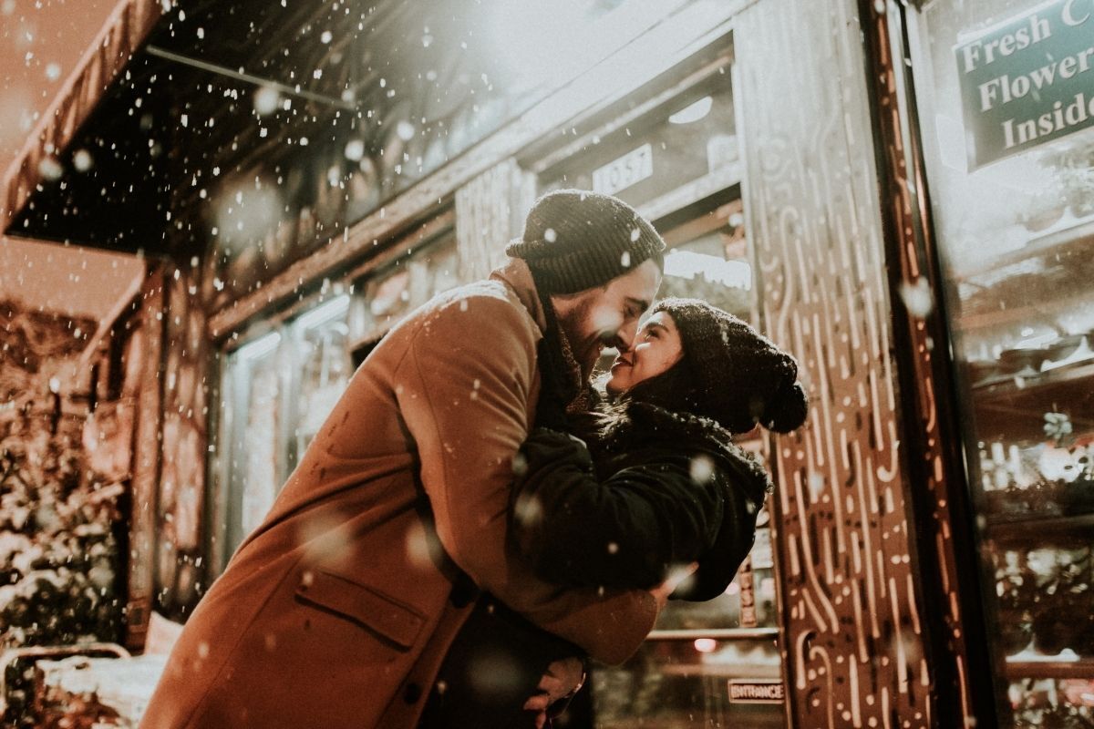 Casal abraçados na neve