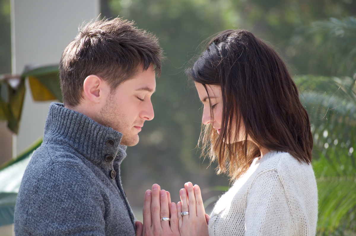 Casal rezando juntos