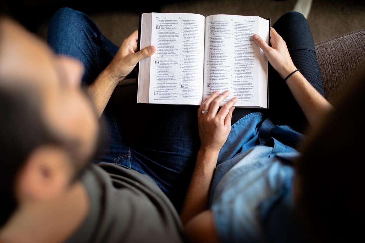 Casal lendo Salmos na Bíblia juntos