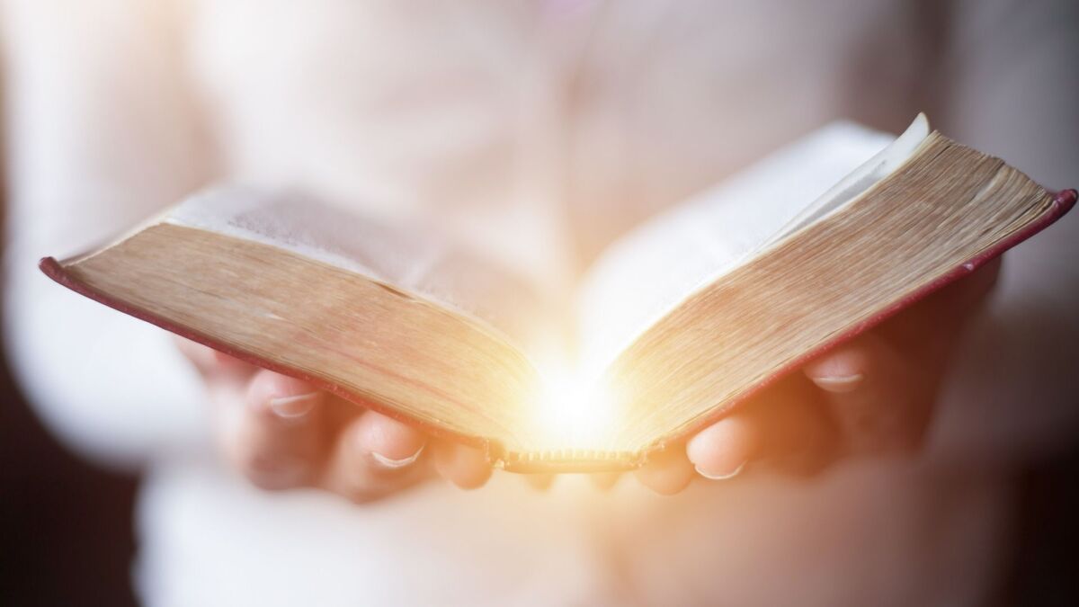 Pessoa com uma bíblia na mão.