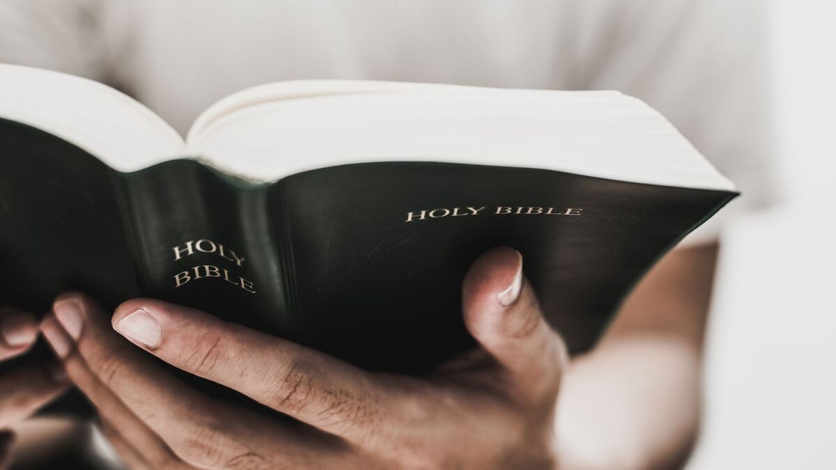 Bíblia na mão.