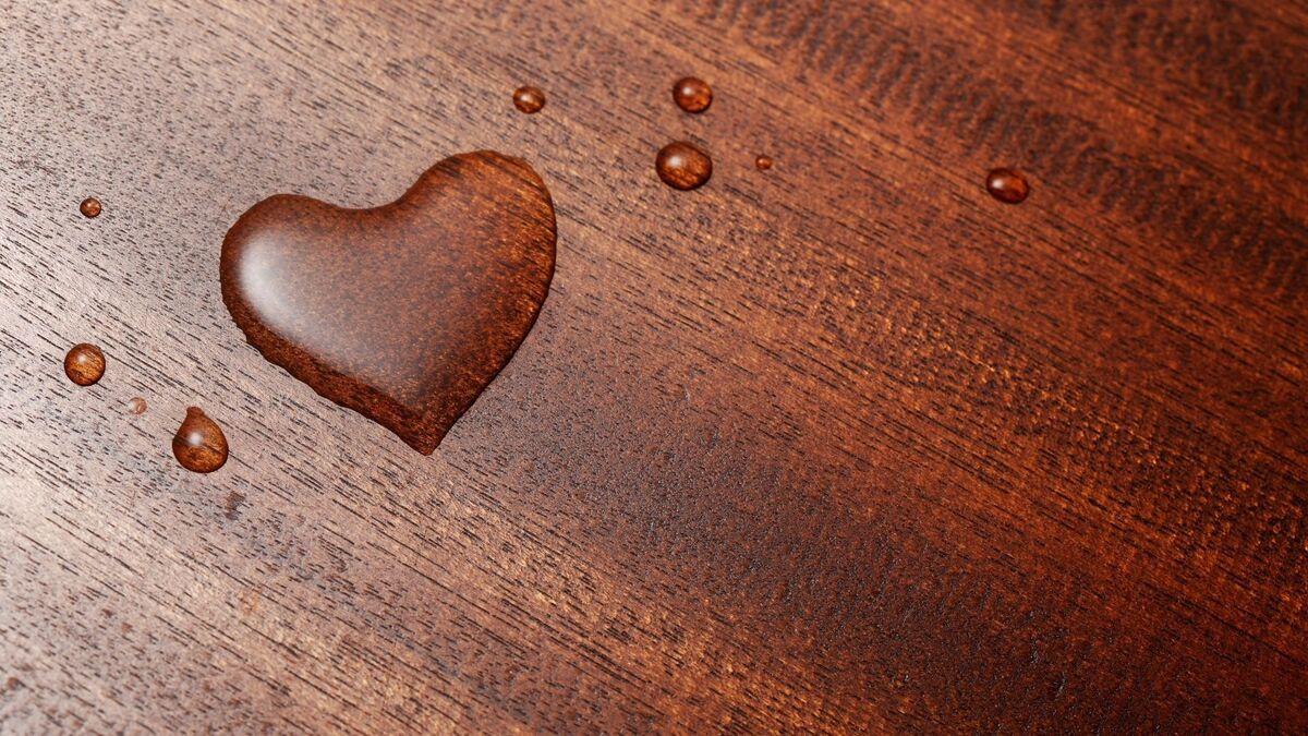 Água em formato de coração em cima da mesa.