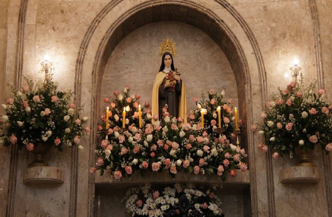 Imagem de Santa Terezinha das Rosas em Igreja
