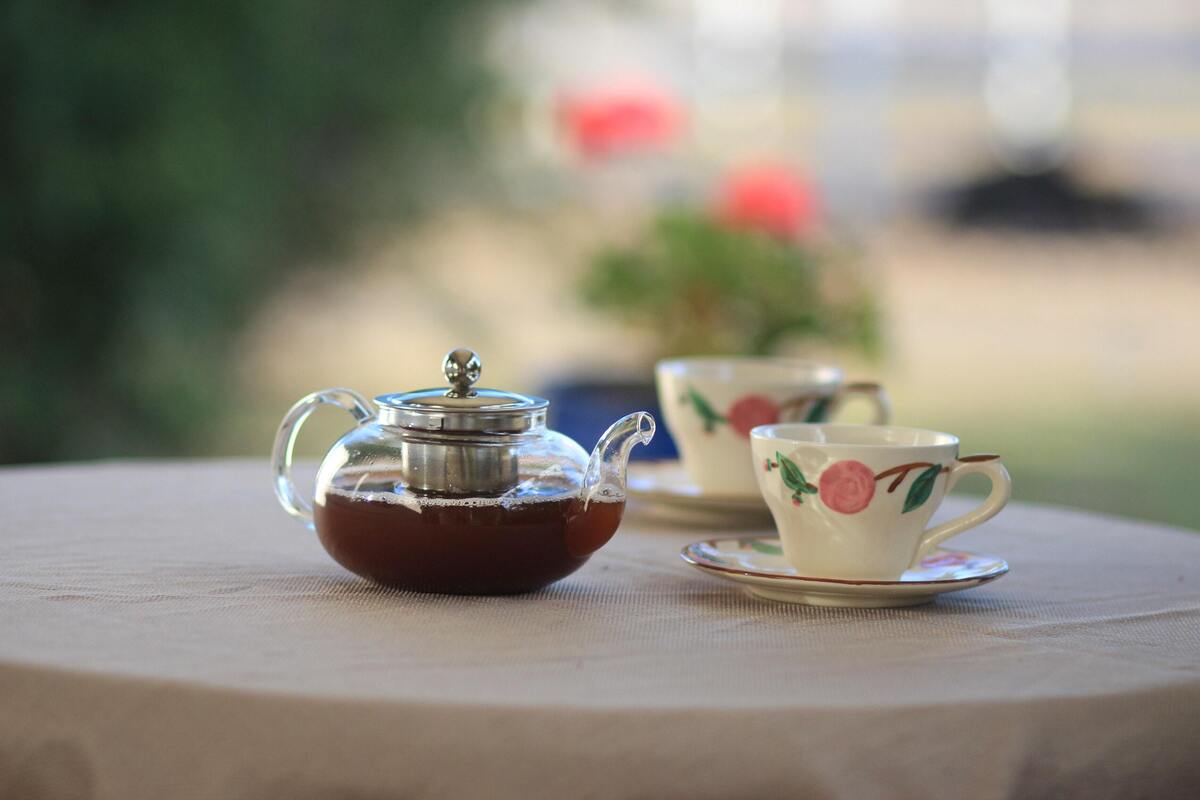 Bule e duas xícaras de chá em uma mesa