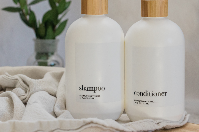 Embalagens de shampoo.