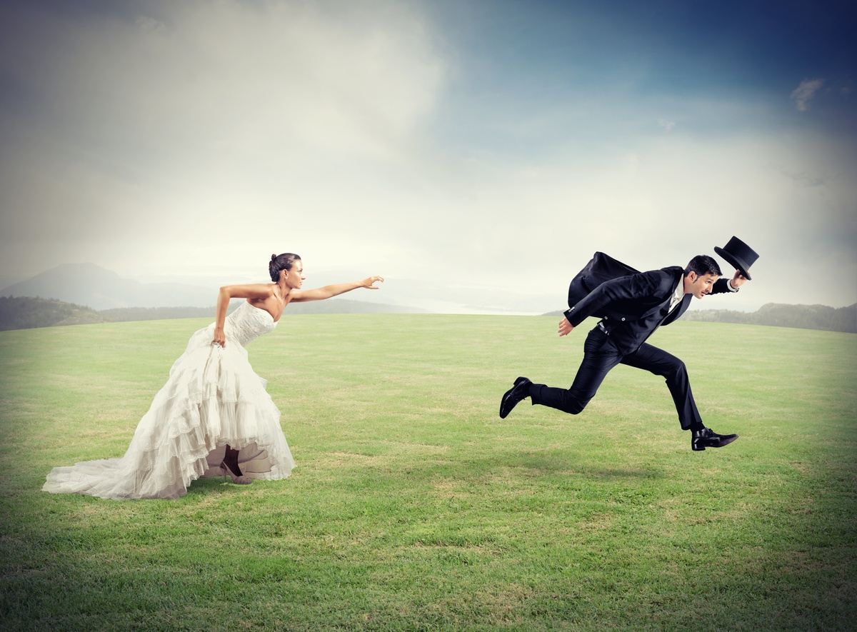 Homem fugindo de noiva em casamento