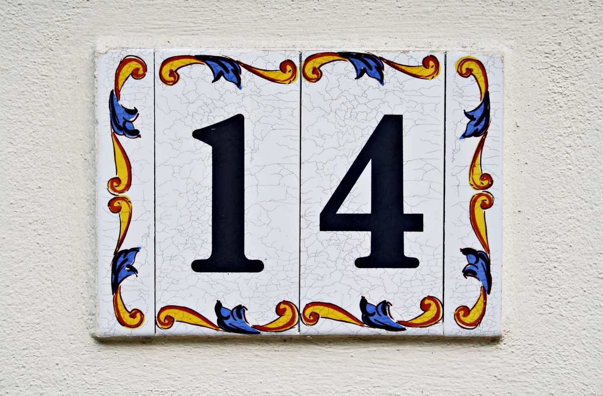 Número 14 em placa sinalizando número de casa