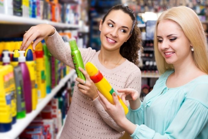 Mulheres escolhendo mousse para cabelo em supermercado