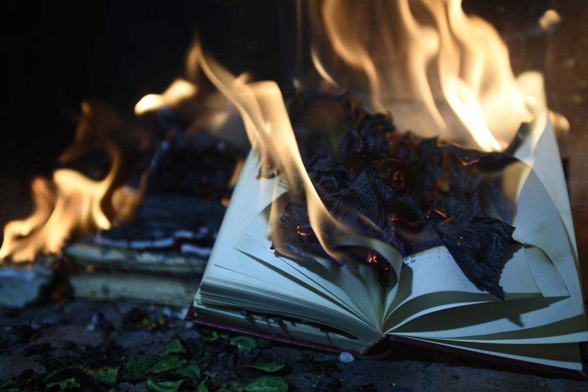 Livro queimando.