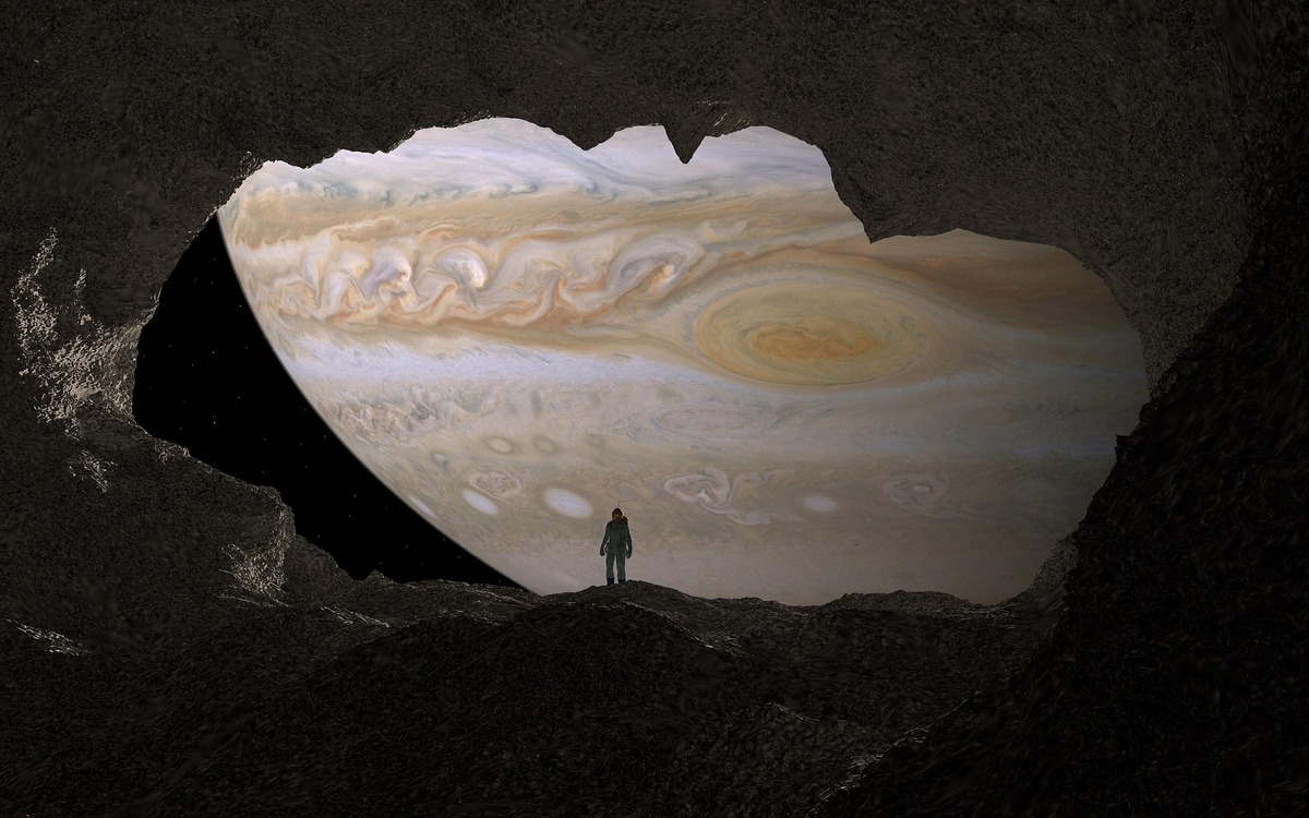 Silhueta de homem na frente de Júpiter. 