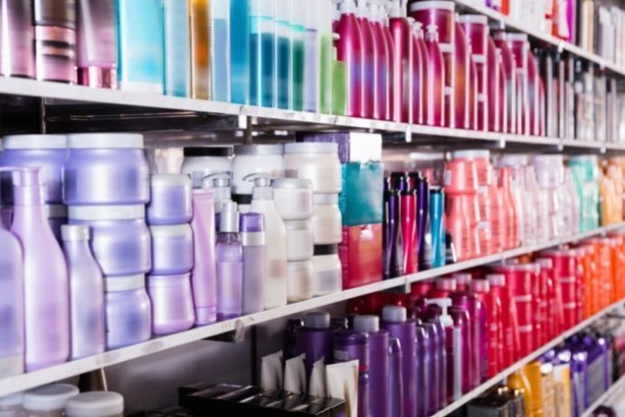 Prateleira de supermercado com vários shampoos
