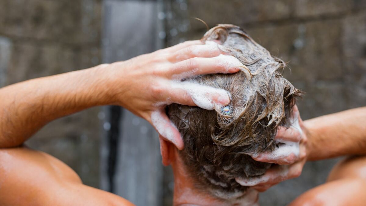 Homem lavando o cabelo.
