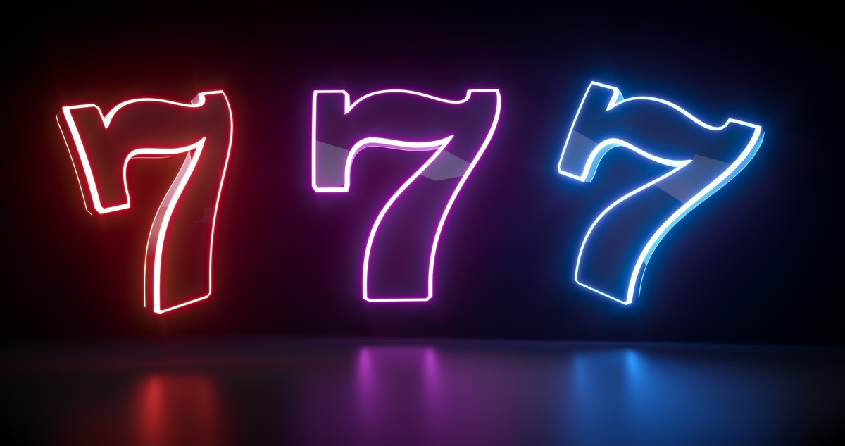 Número 777 formado com luzes vermelha, roxa e azul.